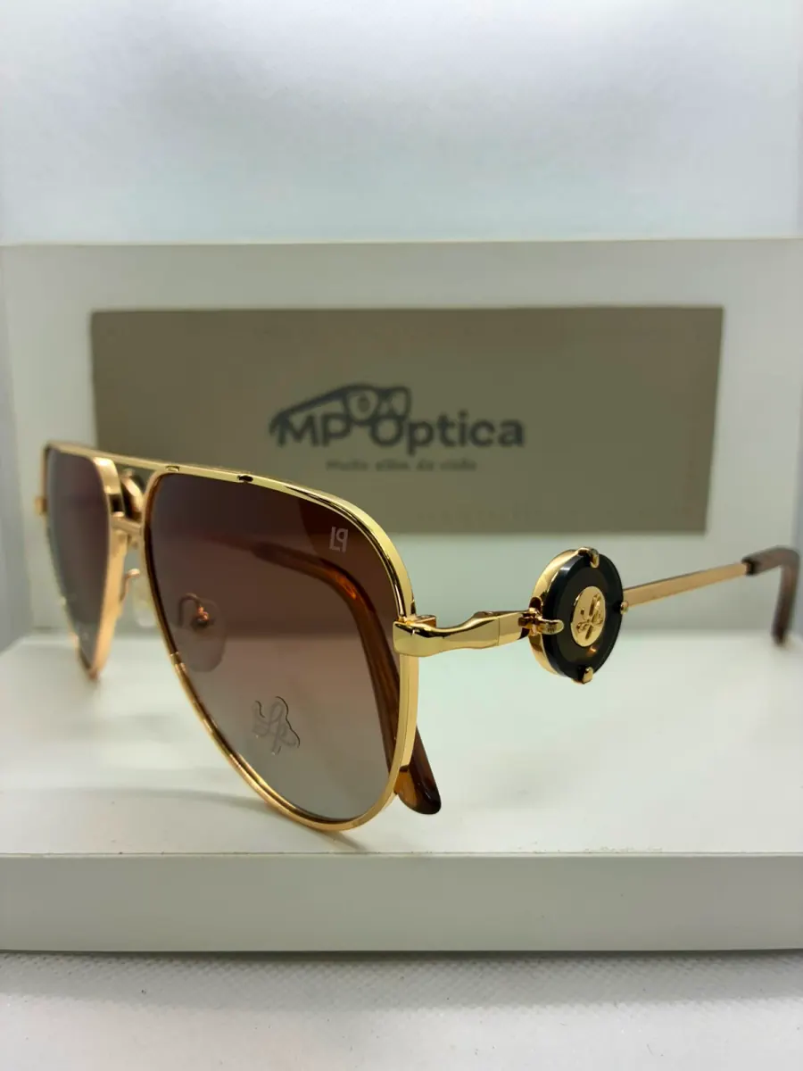 Óculos de sol em metal dourado com lente marrom e medalhão na haste