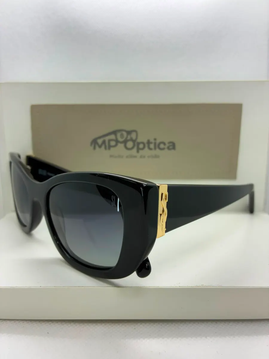 Óculos de sol quadrado em acetato preto com detalhe dourado na haste