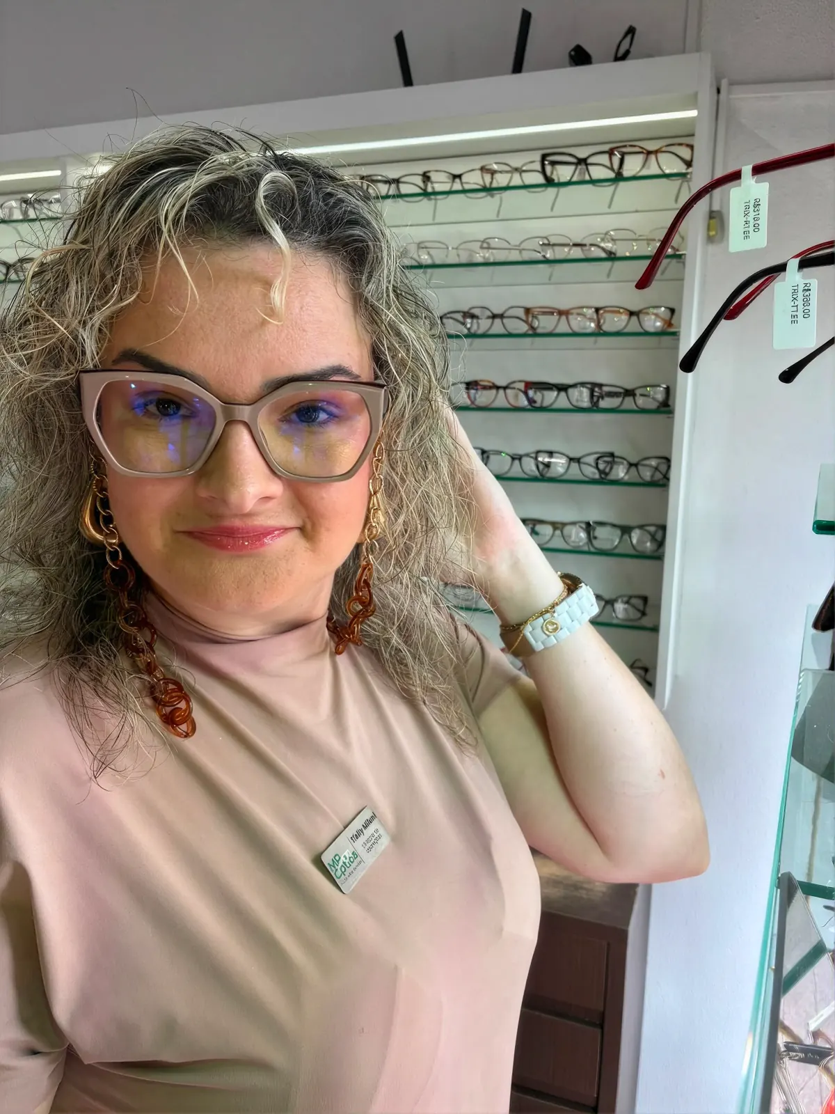 Tielly Milani, proprietária da MP Óptica, na loja